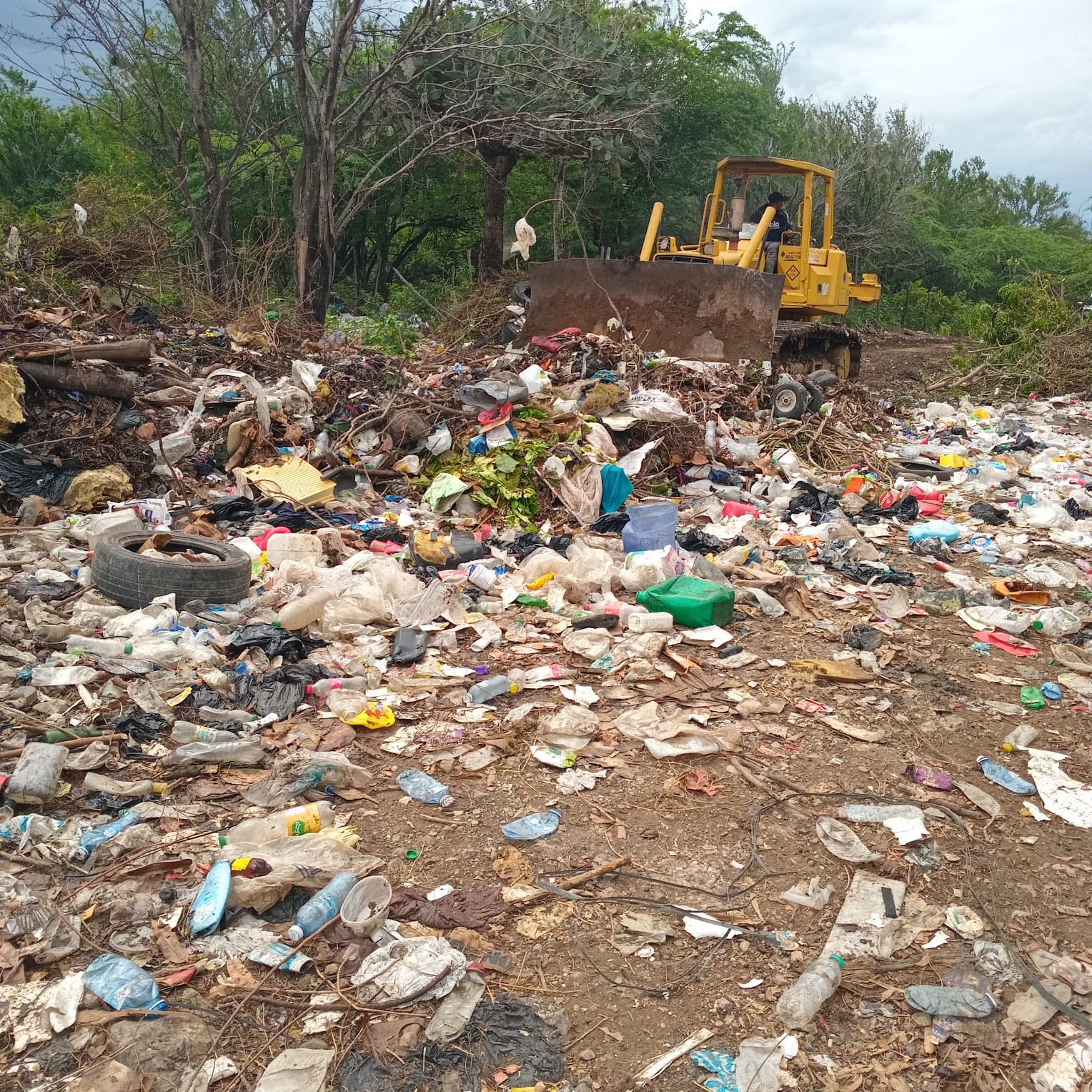 Ayuntamiento Municipal de Las Charcas realiza jornada de limpieza en el vertedero municipal