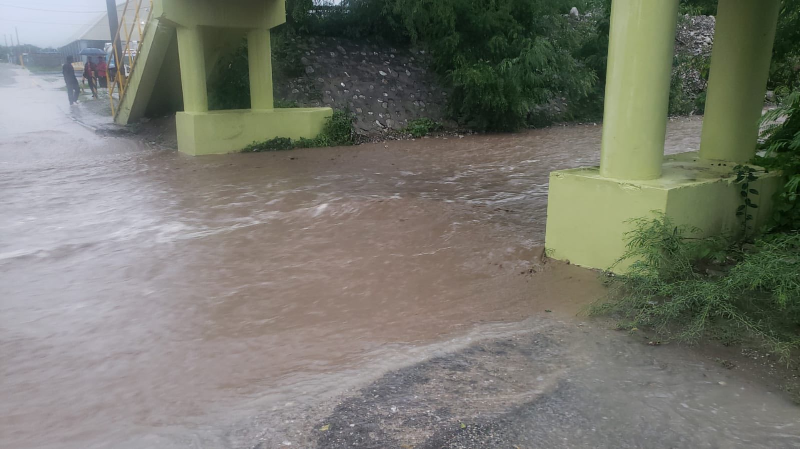 Alcaldía de Las Charcas y Comité de Emergencia informan cierre del paso por el Arroyo Río Chiquito debido a la tormenta Melissa
