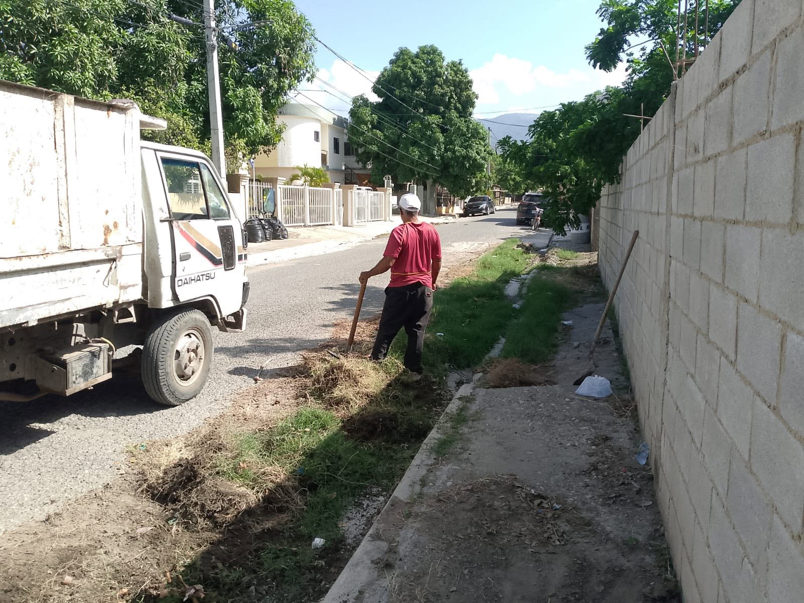 Ayuntamiento de Las Charcas realiza limpieza y desbroce en la calle 19 de Marzo