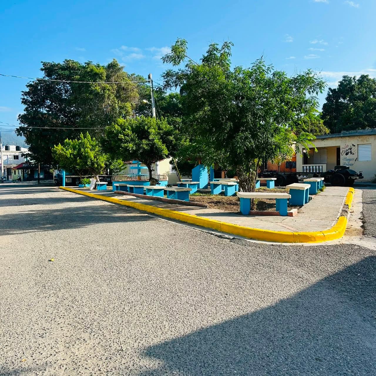 Ayuntamiento Municipal de Las Charcas realiza jornada de limpieza y pintura en la Plaza Antonio Duvergé